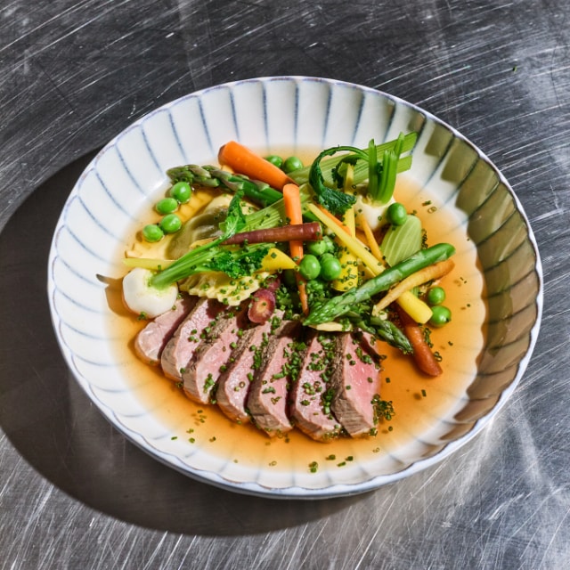 Pot-au-feu, lamsfilet met voorjaarsgroenten